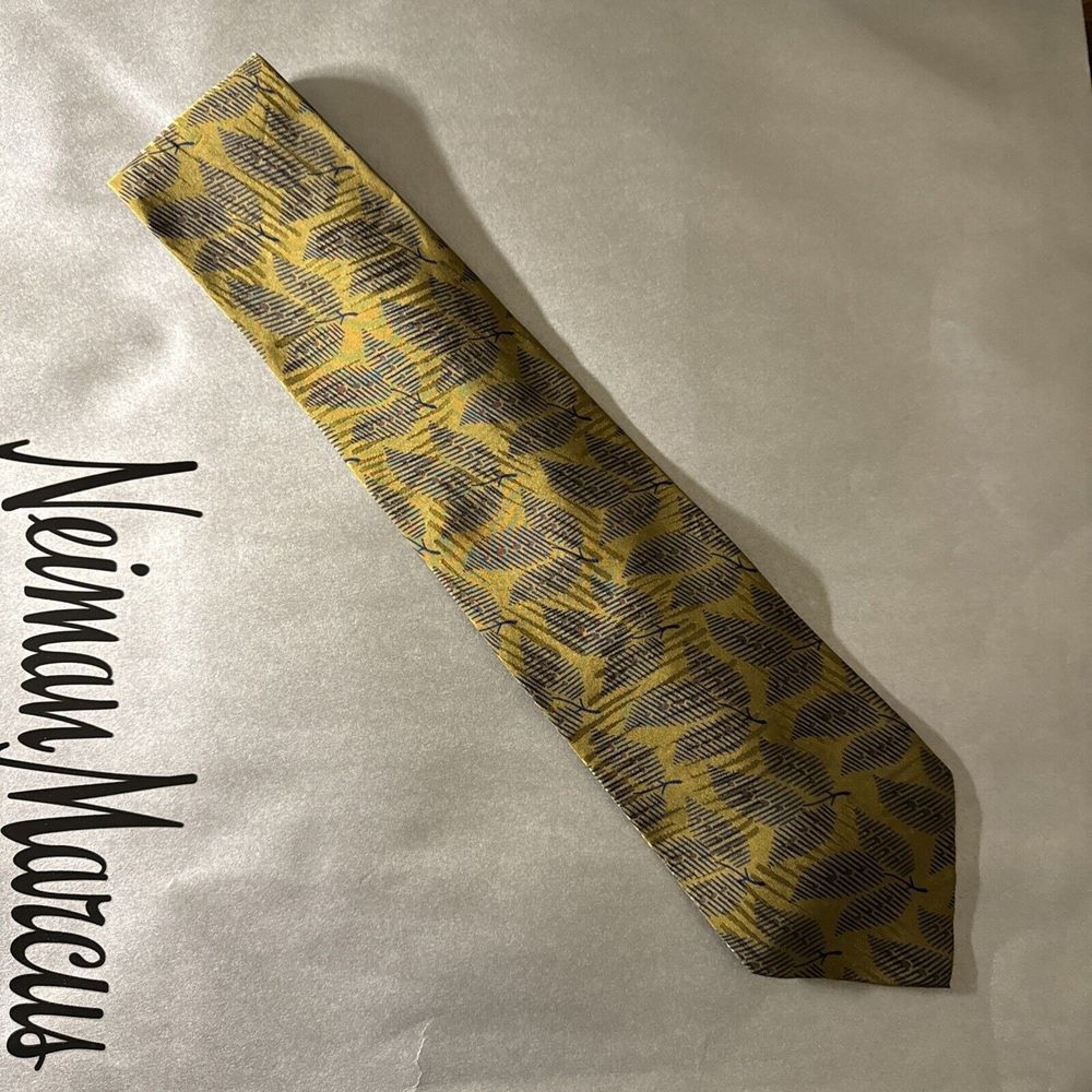 PRE OWNED DESIGNER GIORGIO ARMANI TIE